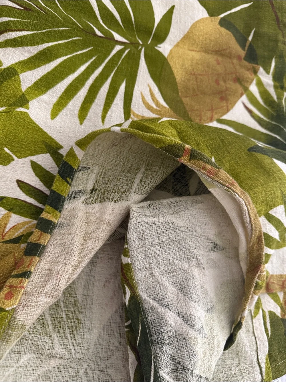 Noble Excellence tablecloth is made of 100% cotton in a green palm 60 x 102